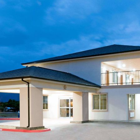 Super 8 By Wyndham Colorado City Dış mekan fotoğraf