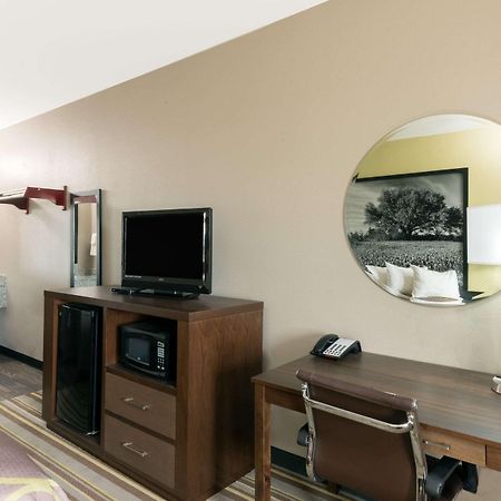 Super 8 By Wyndham Colorado City Dış mekan fotoğraf