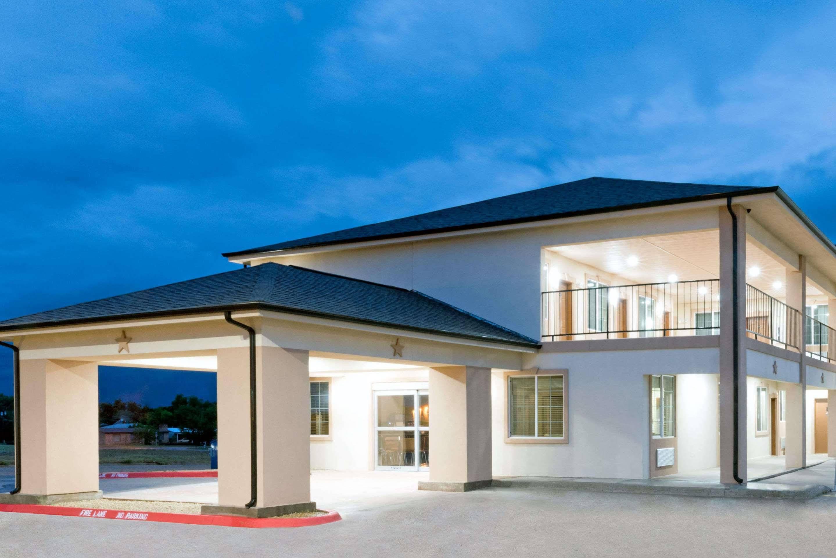 Super 8 By Wyndham Colorado City Dış mekan fotoğraf