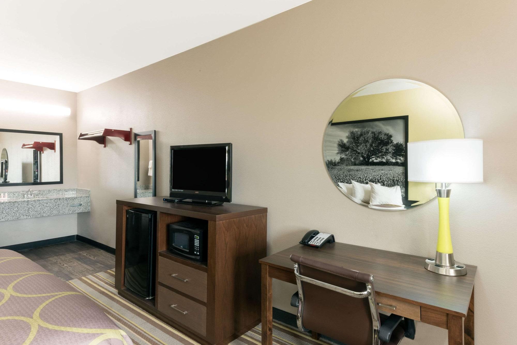 Super 8 By Wyndham Colorado City Dış mekan fotoğraf